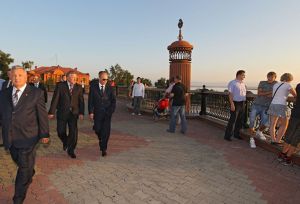 В.В.Путин совершил прогулку по набережной Хабаровска. фото УВЕЛИЧИВАЕТСЯ (нажмите, чтобы увеличить)