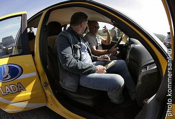 Владимир Путин (на месте водителя) и специальный корреспондент "Ъ" в начале пути/ Фото: Дмитрий Азаров /Коммерсантъ/