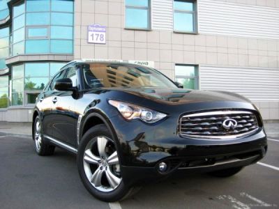 Инфинити FX 35. Стоимость от 2 505 400 до 3 835 480 руб. Эту машину вполне может купить судья за годовую зарплату. Подобная машина значится в декларации у супруга судьи краевого суда Л. В. Скурихиной.