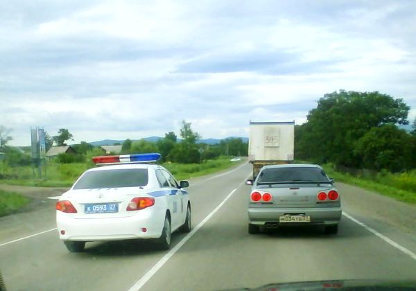 Машина ГИБДД по встречке