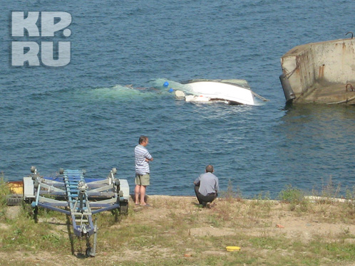 От катера остались одни обломки. Фото: Анна Давыденко. "КП"