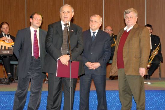 Б. Резник (второй слева), В. Богданов (крайний справа)