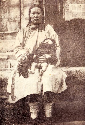 Удэхейская женщина с р. Кусун. Костюм туземный, обувь китайская стр. 47.