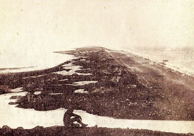 Селение Уэллен. Вид у горы. Чукотский полуостров. стр. 70.