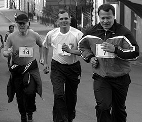 Мэр Владивостока В. Николаев бежит первым