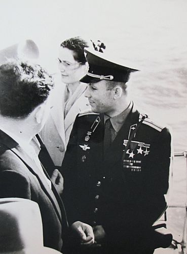 Ю. Гагарин с женой в Хабаровске, май 1962 г. Фото В. Пильгуева. Перефото С. Балбашов./Нажмите, чтобы УВЕЛИЧИТЬ (нажмите, чтобы увеличить)