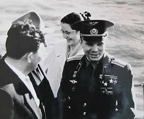 Ю. Гагарин с женой в Хабаровске, май 1962 г. Фото В. Пильгуева. Перефото С. Балбашов./Нажмите, чтобы УВЕЛИЧИТЬ (нажмите, чтобы увеличить)