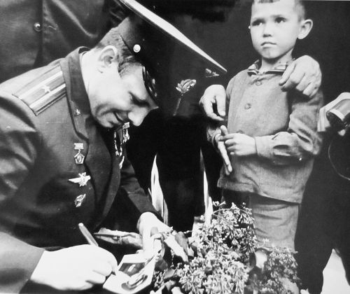 Ю. Гагарин в Хабаровске, май 1962 г. Фото В. Пильгуева. Перефото С. Балбашов./Нажмите, чтобы УВЕЛИЧИТЬ (нажмите, чтобы увеличить)
