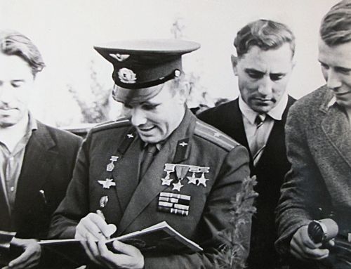 Ю. Гагарин в Хабаровске, май 1962 г. Фото В. Пильгуева. Перефото С. Балбашов./Нажмите, чтобы УВЕЛИЧИТЬ (нажмите, чтобы увеличить)