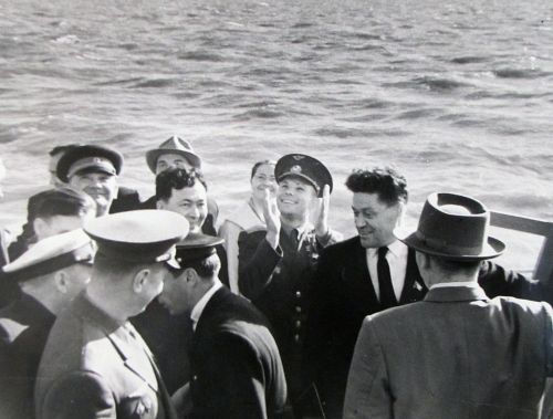 Ю. Гагарин в Хабаровске, май 1962 г. (справа первый секретарь Хабаровского крайкома КПСС А. Шитиков) Фото В. Пильгуева. Перефото С. Балбашов./Нажмите, чтобы УВЕЛИЧИТЬ (нажмите, чтобы увеличить)