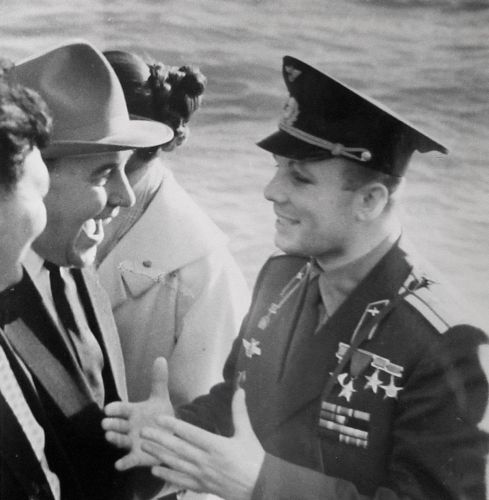 Ю. Гагарин в Хабаровске, май 1962 г. (слева председатель Хабаровского крайисполкома А. Черный) Фото В. Пильгуева. Перефото С. Балбашов./Нажмите, чтобы УВЕЛИЧИТЬ (нажмите, чтобы увеличить)