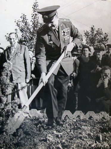 Ю. Гагарин в Хабаровске, май 1962 г. Фото В. Пильгуева. Перефото С. Балбашов./Нажмите, чтобы УВЕЛИЧИТЬ (нажмите, чтобы увеличить)