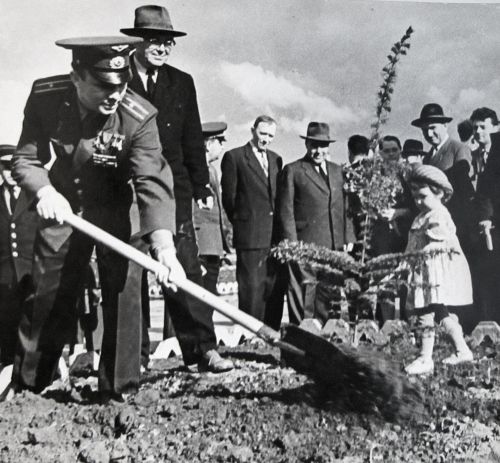 Ю. Гагарин в Хабаровске, май 1962 г. Фото В. Пильгуева. Перефото С. Балбашов./Нажмите, чтобы УВЕЛИЧИТЬ (нажмите, чтобы увеличить)