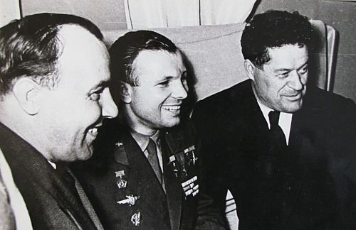 Ю. Гагарин в Хабаровске, май 1962 г. (слева председатель Хабаровского крайисполкома А. Черный, справа первый секретарь Хабаровского крайкома КПСС А. Шитиков) Фото В. Пильгуева. Перефото С. Балбашов./Нажмите, чтобы УВЕЛИЧИТЬ (нажмите, чтобы увеличить)