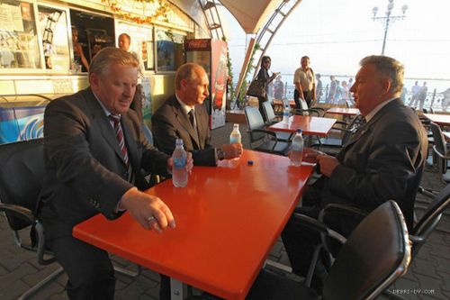 Именно в летнее кафе Юрия Дездеревича на набережной Амура в августе прошлого года заглядывал премьер Владимир Путин, а также полпред Виктор Ишаев и губернатор Вячеслав Шпорт. Если они придут на набережную сейчас, отдохнуть и попить воды уже будет негде.