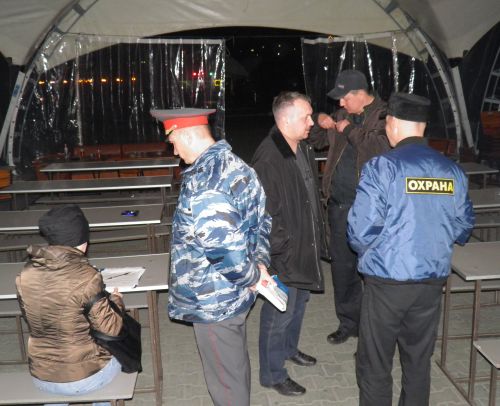 На территорию летнего кафе «Полуночное такси» на набережной прибыли сотрудники полиции во главе с подполковником, которого раньше я видел. Это зам. начальника центра по борьбе с нарушениями в сфере потребительского рынка УВД края Алексей Журавлев, - рассказывает предприниматель Олег Кондратюк