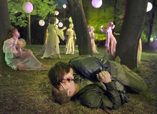 Автор: yanpetros - Александр Петросян. 24.05.2011. Посетители и участники театрализованного выступления во дворе музея им. А. Ахматовой. http://photopolygon.com/