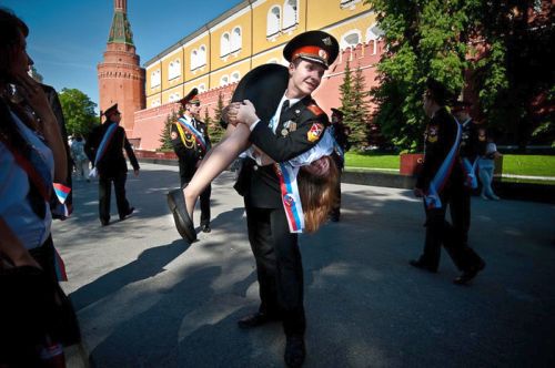 Автор: the_kovboy - Александр Казаков. 26.05.2011. Суворовцы празднуют «Последний звонок» в Александровском саду. http://photopolygon.com/