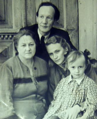 И. Ботвинник с семьей: жена Нина (справа), дочь Наталья./Нажмите, чтобы УВЕЛИЧИТЬ (нажмите, чтобы увеличить)