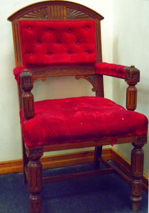 Этому стулу 120 лет! На нем сам сидел цесаревич Николай, прибыв в Хабаровку в 1891 г./ Нажмите, чтобы УВЕЛИЧИТЬ (нажмите, чтобы увеличить)