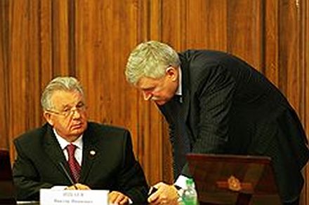 Смена состава подчиненных Сергея Хохлова (справа) усиливает влияние Виктора Ишаева, считают эксперты. Фото: Евгений Переверзев / Коммерсантъ