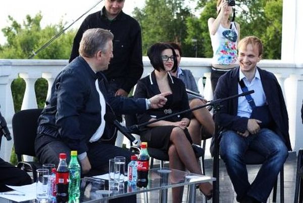 Губернатор края В. Шпорт начальнику Хабаровского регионального штаба «Молодой Гвардии» «Единой России» И. Джуляку: «Я знаю, что у тебя там не закрытый, а открытый перелом...»