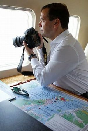 Во время осмотра с вертолёта строящегося мостового перехода через пролив Босфор Восточный и панорамы строящихся объектов Дальневосточного федерального университета, на территории которого пройдут мероприятия в рамках саммита АТЭС в 2012 году