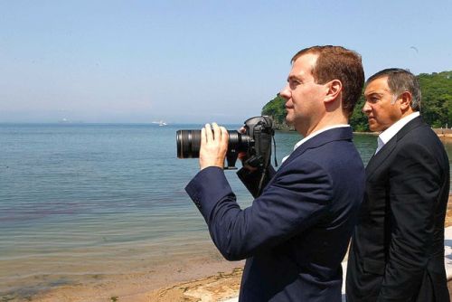 Во время осмотра строящихся объектов Дальневосточного федерального университета, на территории которого пройдут мероприятия в рамках саммита АТЭС в 2012 году. С президентом «Крокус Интернешнл» Арасом Агаларовым