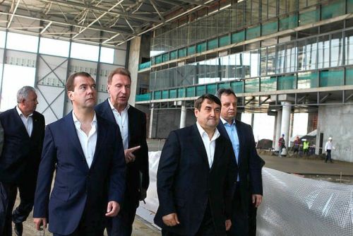 С первым заместителем председателя Правительства Игорем Шуваловым и министром транспорта Игорем Левитиным во время осмотра строящегося аэровокзального комплекса аэропорта