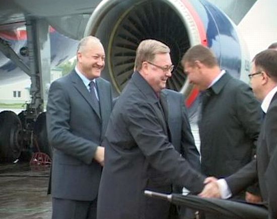 В. Илюхин и С. Степашин в аэропорту Елизово, Камчатка