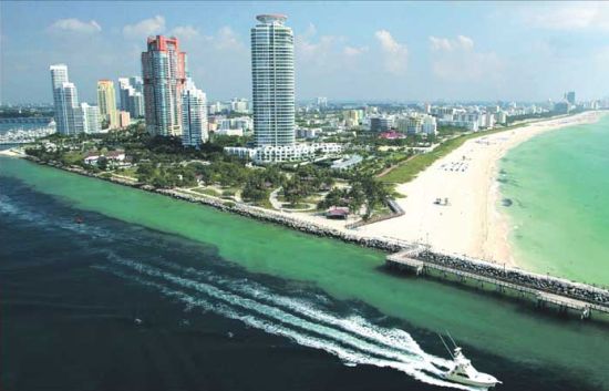 Где-то здесь, в одной из роскошных квартир фешенебельного района Майами находится арестованный Интерполом соратник Лысака Денис Павлов.