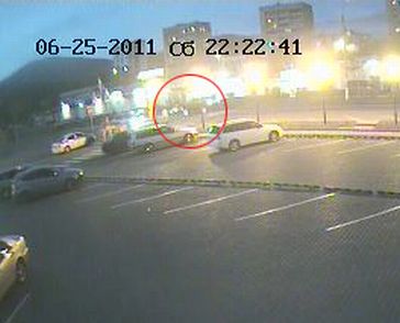 В центре круга — тот самый Harrier г-на Рязанова; сбив девушек, он проехал еще несколько метров и остановился за переходом. Видео доступно на сайте «Новой во Владивостоке»