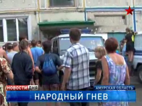 Жители Благовещенска, узнав о том, что педофил оказался на свободе, в надежде на самосуд устроили штурм дома, где тот проживает. Телеканал «Звезда»