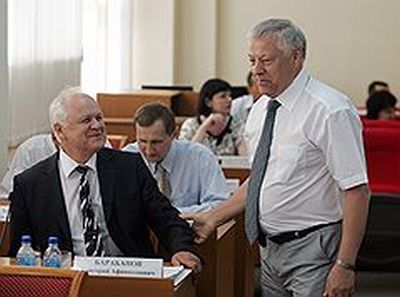 Думская и непарламентская оппозиция взялись за руки (на первом плане — лидер реготделения «Патриотов России» Григорий Барабанов и глава фракции КПРФ Анатолий Дронченко). Фото: Евгений Переверзев / Коммерсантъ