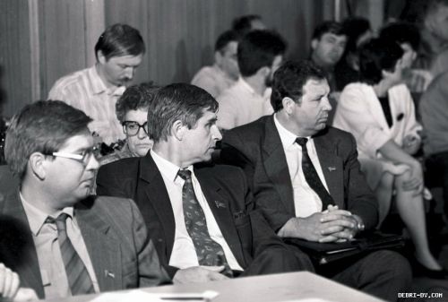 В. Ишаев (крайний справа), в центре - В. Литвинов, за ним - Е. Тамарова.