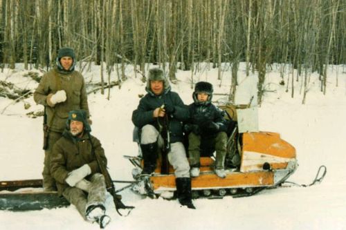 Н. Данилюк (в центре) на охоте. Нажмите, чтобы УВЕЛИЧИТЬ (нажмите, чтобы увеличить)