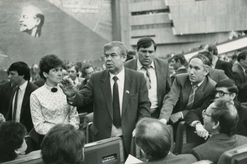 На Съезде депутатов в Москве. Слева - журналист Л. Румянцева, справа - первый секретарь Хабаровского горкома КПСС А. Соколов, в центре - Н. Данилюк. Нажмите, чтобы УВЕЛИЧИТЬ (нажмите, чтобы увеличить)