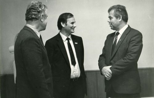 Справа - Н. Данилюк, в центре - собственный корреспондент по Дальнему Востоку газеты "Известия" Б. Резник. Нажмите, чтобы УВЕЛИЧИТЬ (нажмите, чтобы увеличить)