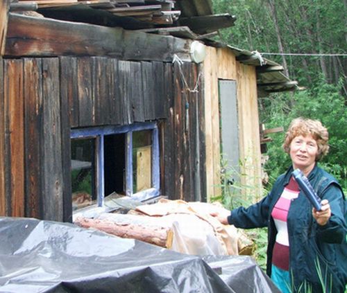 Метеоролог Людмила Батищева возле одного из зимовий.