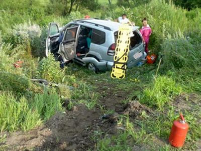 На трассе столкнулись Land Cruiser Prado и Prius. Prado оказался в кюветею Фото: предоставлено пресс-службой ГИБДД по Приморскому краю.
