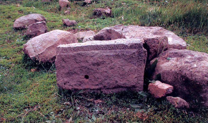 с. Шереметьево. Камни, обработанные в "рамочку"