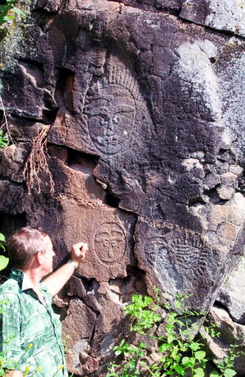 На р. Кия на скалах из базальта - индийские портреты