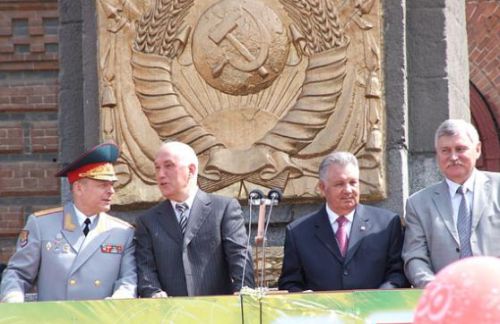 А. Соколов (второй слева) и В. Ишаев (второй справа)