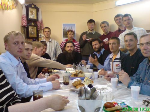 Братская трапеза. Отец Александр с подвижниками и подопечными