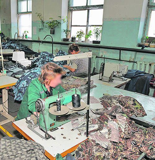 В ИК №12 есть закройно-подготовительный и швейные цеха. Это фактически швейная фабрика со своим экспериментальным цехом, где шьют даже меховые изделия