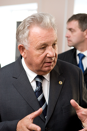  Якутск. Рабочая поездка полномочного представителя Президента РФ в ДФО Виктора Ишаева в Республику Саха (Якутия). Виктор Ишаев посетил Арктический инновационный цент Северо-Восточного федерального университета. Пресс-служба полпреда Президента РФ в ДФО. 18.10.2011