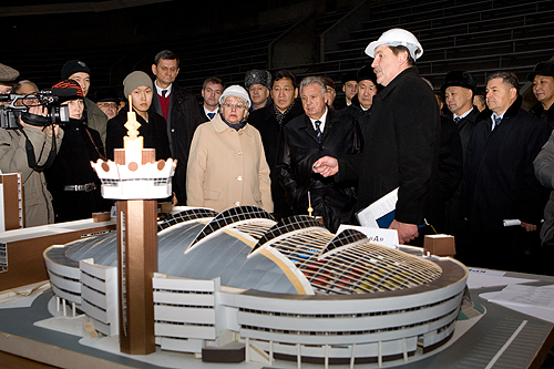 Якутск. Рабочая поездка полномочного представителя Президента РФ в ДФО Виктора Ишаева в Республику Саха (Якутия). Виктор Ишаев посетил строящийся универсальный спортивный комплекс «Центр спортивной подготовки». Пресс-служба полпреда Президента РФ в ДФО 18.10.2011