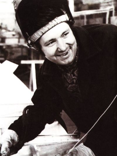 Виктор Иванович трудовую деятельность начинал на Хабаровском судостроительном заводе, где работал сборщиком и сварщиком (1964—1971); прошел срочную службу в Вооруженных Силах СССР (1971—1973); 1973—1988 — сварщик, начальник планового бюро цеха, начальник отдела снабжения, заместитель главного инженера, заместитель директора Хабаровского судостроительного завода