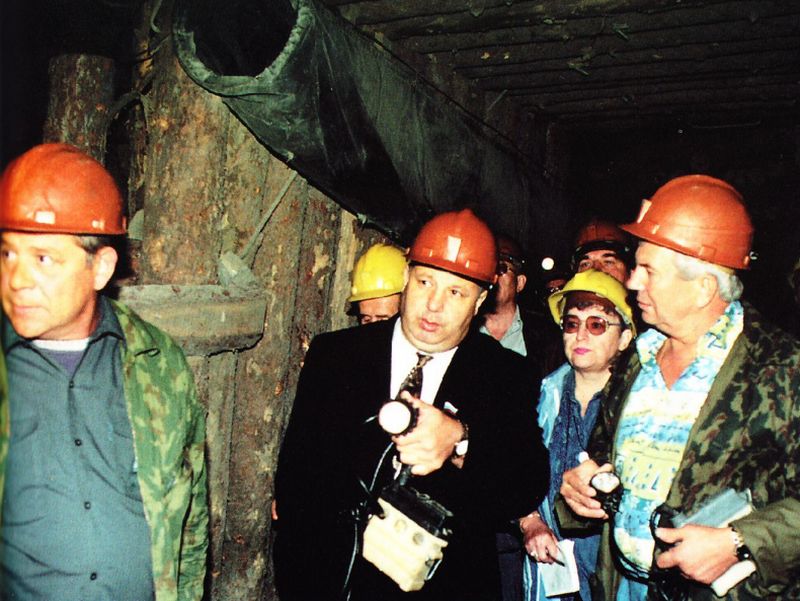 Виктор Иванович освещает путь в светлое будущее...