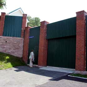 Дом за забором